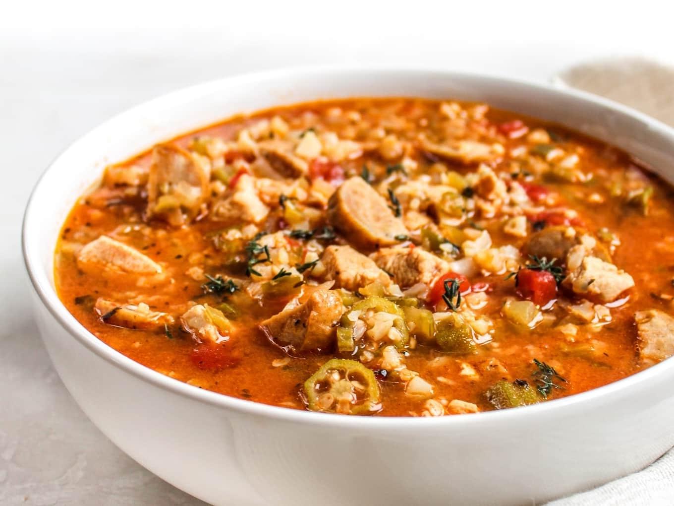 Hähnchen-Wurst-Gumbo-Suppe, eine leichte Version des New Orleans Klassikers, reich an Huhn und Gemüse