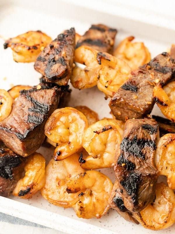 Steak- und Garnelen-Spieße mit einfacher Marinade
