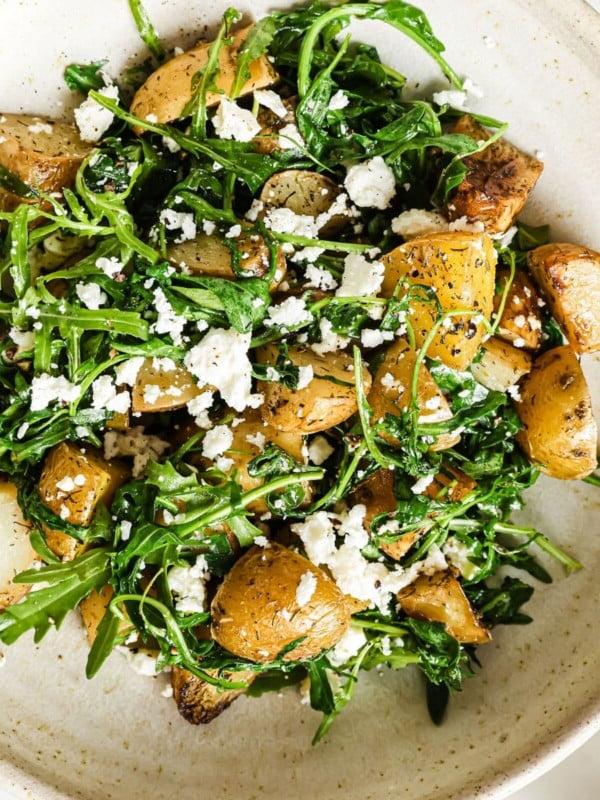 Gerösteter Kartoffel-Rucola-Salat mit cremigem Feta