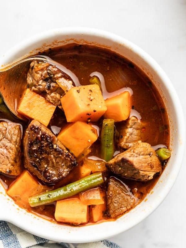 Herzhafte Steak- und Süßkartoffel-Suppe, schnell in 30 Minuten fertig