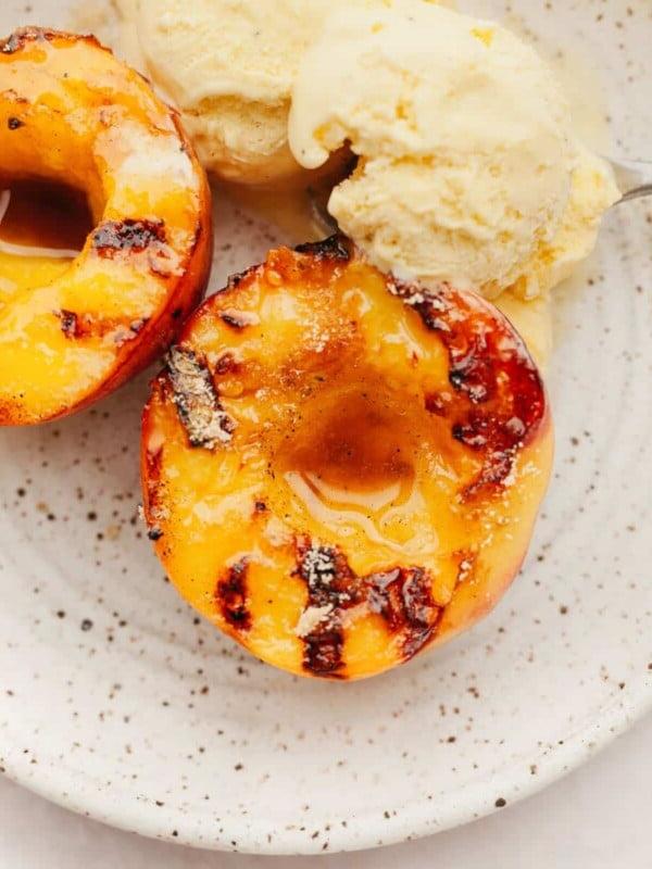 Gegrillte Pfirsiche mit Vanilleeis und braunem Zucker