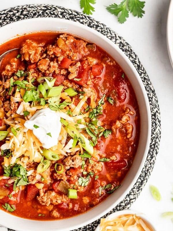 Das beste Low-Carb Putenchili ohne Bohnen, schnell in 30 Minuten zubereitet