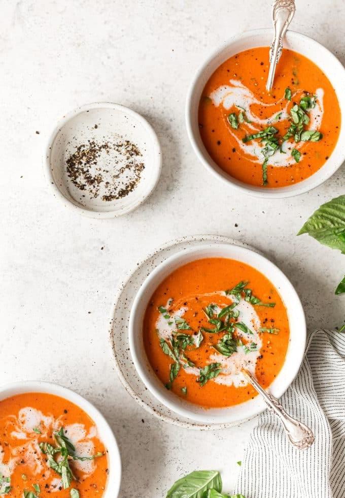 Nahaufnahme von frischen Tomaten für die Suppe