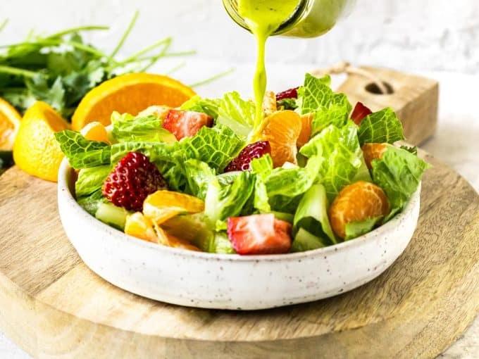 Ein Mixer mit fertig gemixter Koriander-Zitrus-Vinaigrette