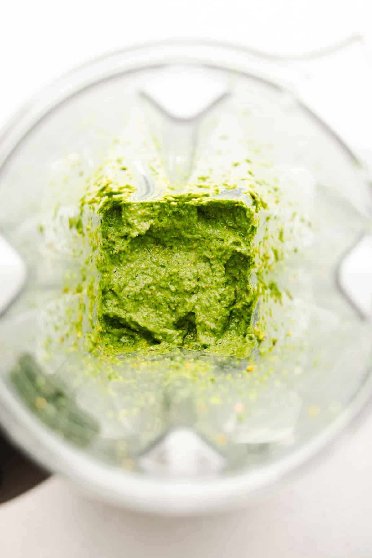 Fertiges Pistazien-Zitronen-Pesto in einem Glasbehälter, bereit zur Aufbewahrung