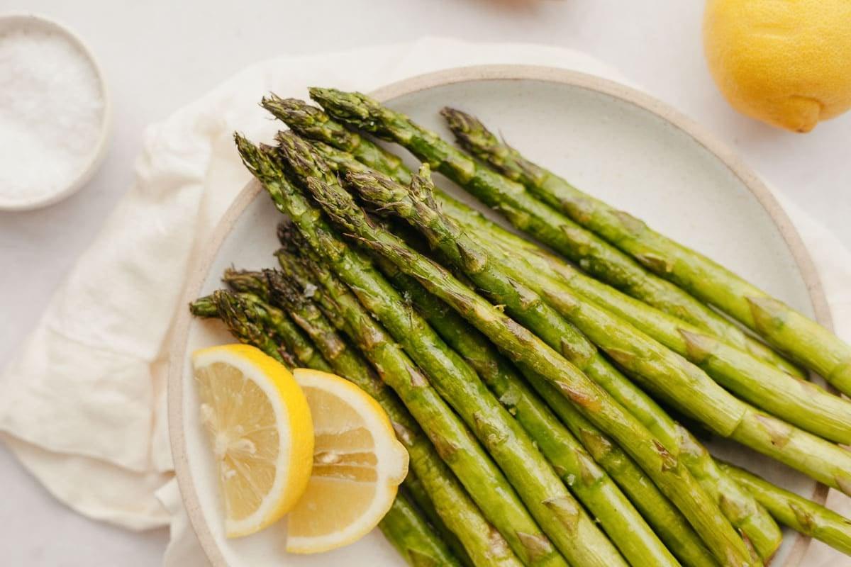 Spargel aus der Heißluftfritteuse 4 Verschiedene Arten von Heißluftfritteusen, die zum Kochen von Spargel geeignet sind