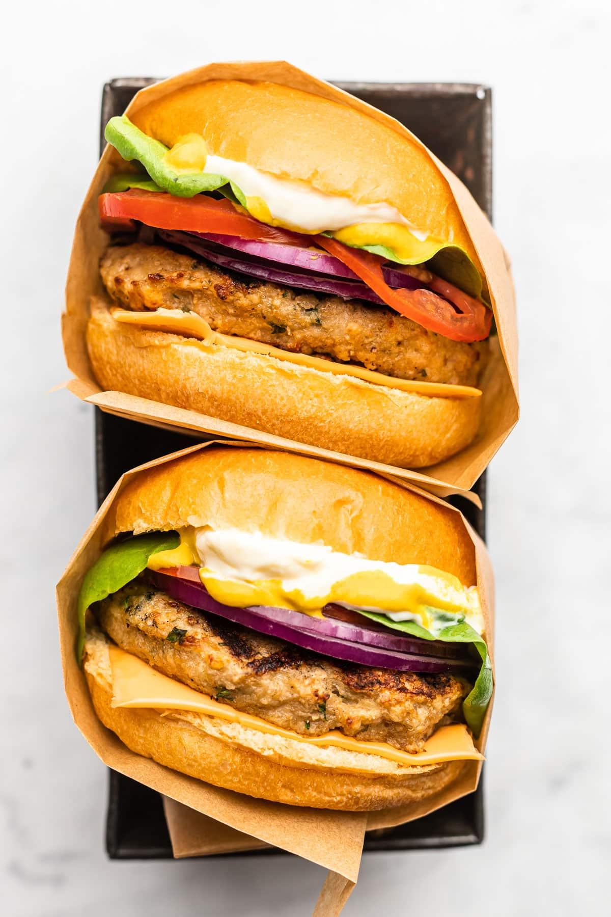 Die besten Hähnchenhackfleisch-Burger 4 Ein fertig gegrillter Hähnchen-Hackfleisch-Burger mit verschiedenen Belägen, servierfertig.