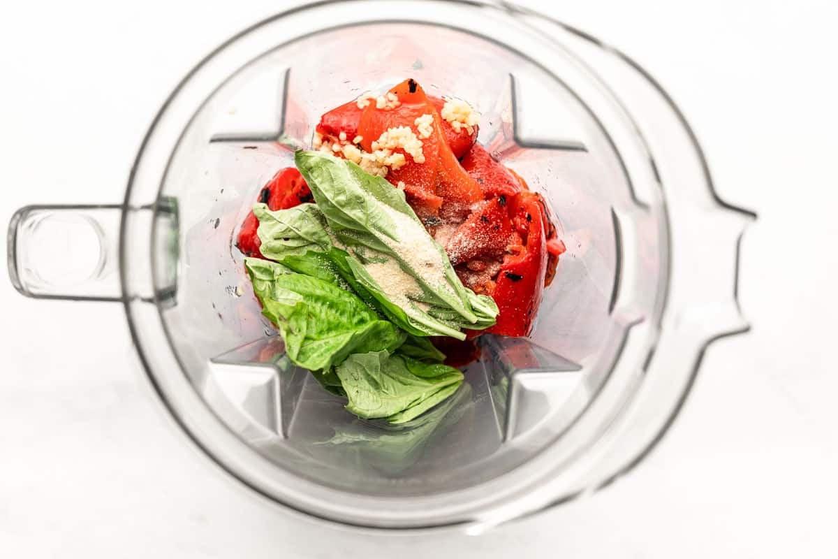 5-Minuten-cremige geröstete rote Paprika-Soße 4 Eine Gabel, die eine kleine Portion cremiger gerösteter Paprikasauce von einem Teller abhebt, was ihre glatte Textur zeigt.