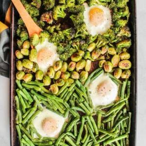 Vegetarische Frühstücks-Bowls vom Backblech 4 Blechpfannen-Frühstücks-Bowls mit Ei und Gemüse