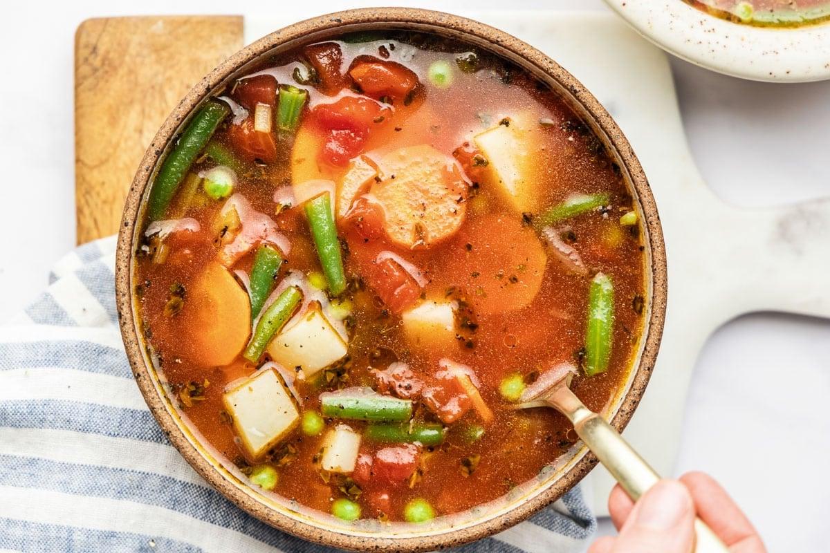30-Minuten-Gemüsesuppe 4 Eine Portion der 30-Minuten-Gemüsesuppe, dampfend und appetitlich angerichtet in einem gemütlichen Ambiente.