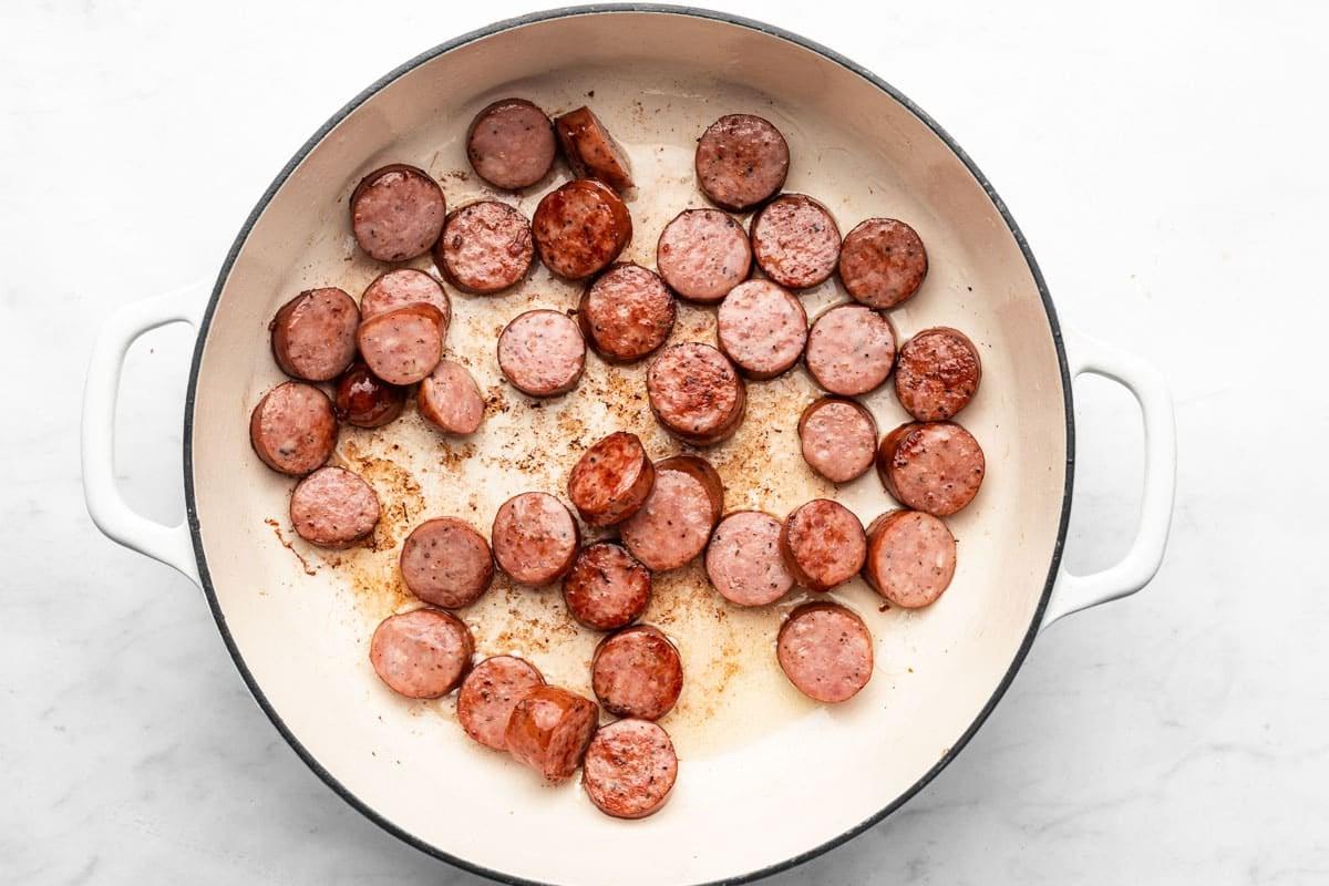Einfache Wurst-Kohl-Pfanne 4 Wurst-Kohl-Pfannengericht beim Anbraten in der Pfanne