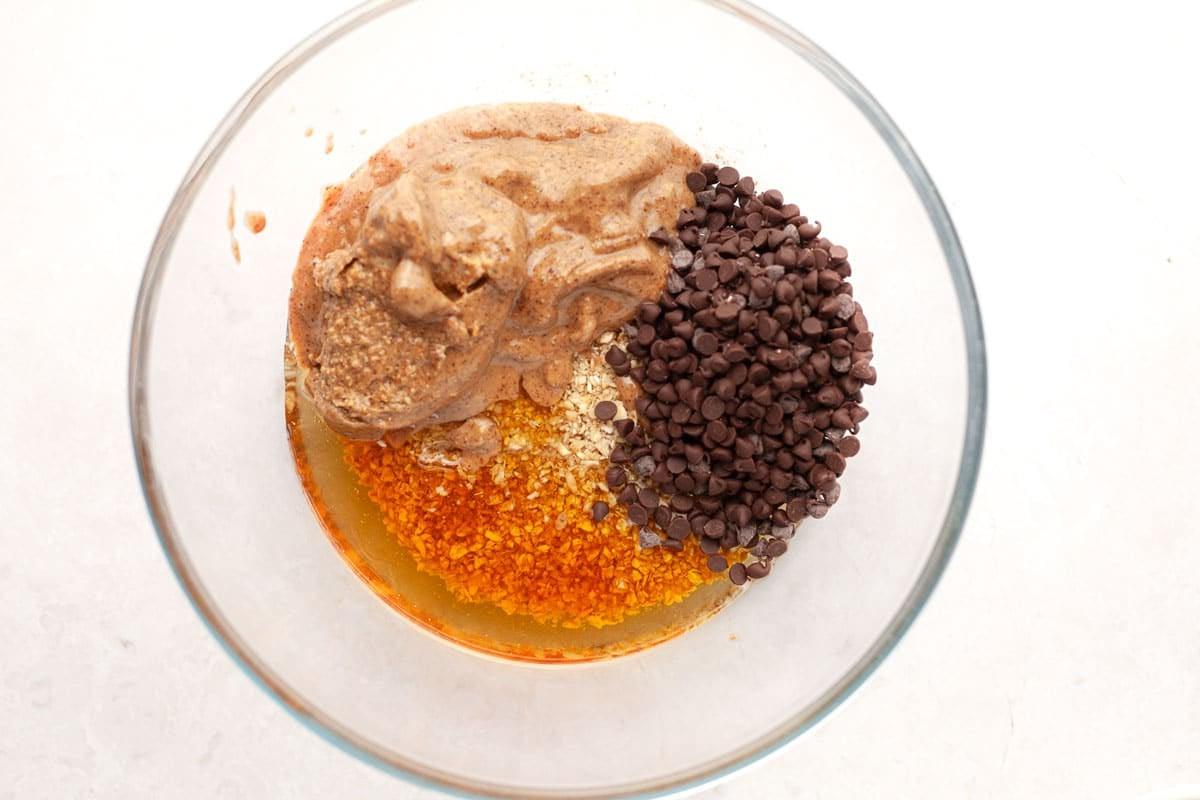 No-Bake Schoko-Chip Kekskugeln (Energiebällchen) 4 Fertige No-Bake Schoko-Chip Energiebällchen auf einem Teller