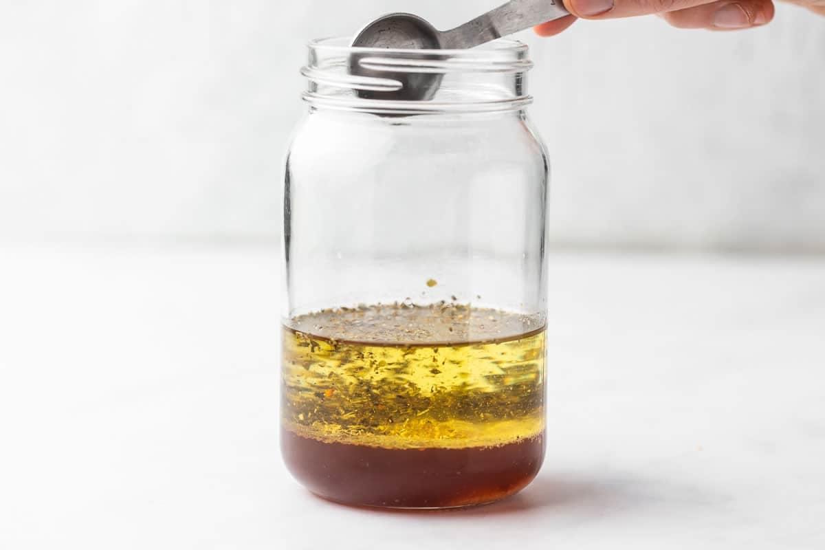 Einfaches selbstgemachtes italienisches Salatdressing 4 Alle Gewürze für das italienische Dressing in kleinen Schalen