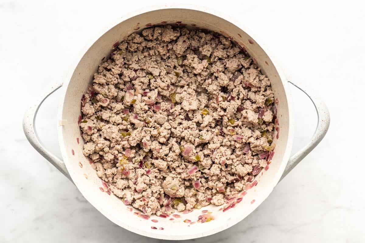 Das beste bohnenfreie kohlenhydratarme Puten-Chili 4 Eine große Schüssel dampfendes Truthahn-Chili, bereit zum Servieren