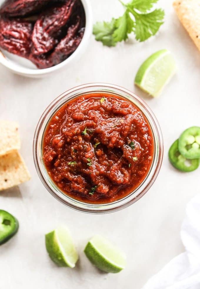 5-Minuten-Chipotle-Salsa 4 Nahaufnahme von Chipotle Salsa in einem Glas mit Koriander garniert