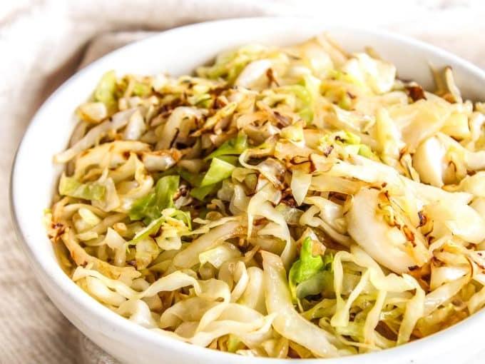 Einfacher Gebratener Kohl 4 Detailaufnahme von gebratenem Kraut in einer Pfanne
