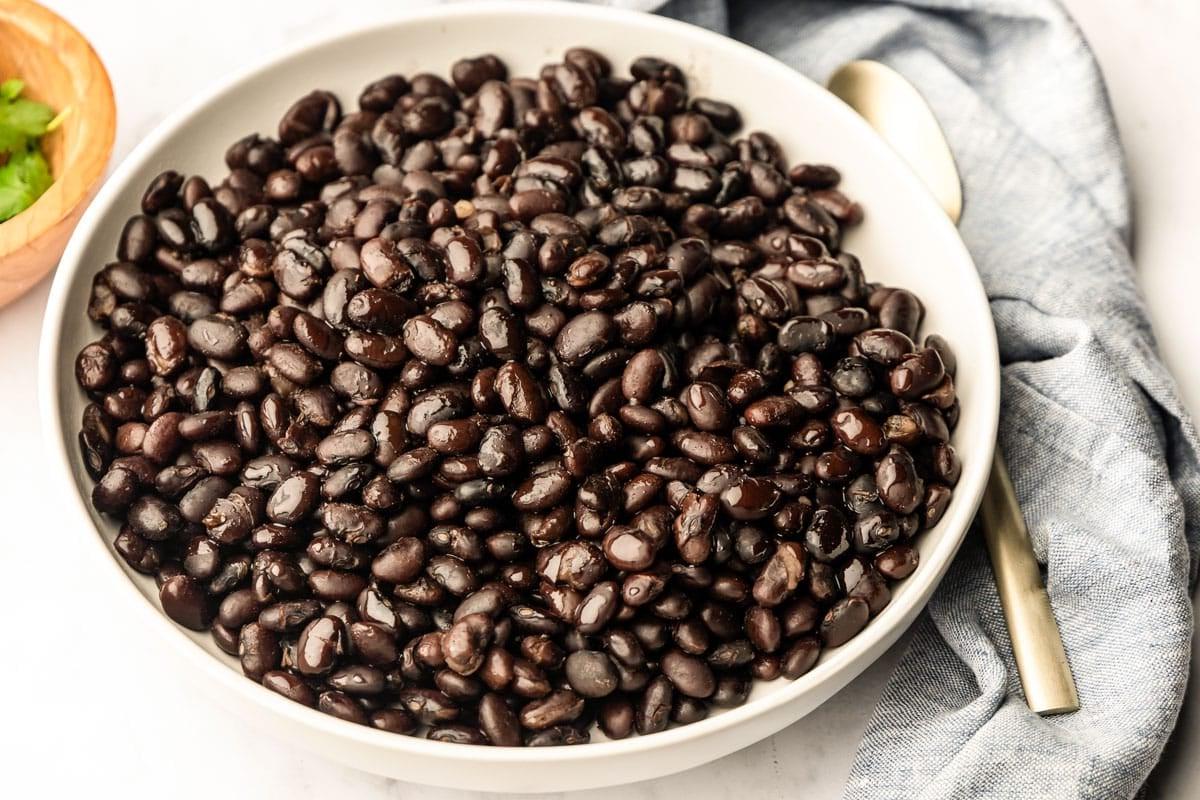 Instant Pot Schwarze Bohnen 4 Blick in den Instant Pot mit perfekt gekochten schwarzen Bohnen und Gewürzen