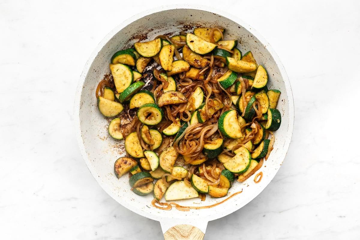 Steak-Zucchini-Pfanne 4 Detailansicht des angebratenen Rindfleischs und Gemüses in der Pfanne.