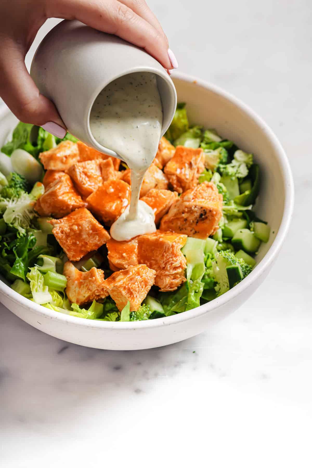 Buffalo gegrillter Hähnchensalat 4 Eine Nahaufnahme des fertig zubereiteten Buffalo Hähnchensalats mit Ranch-Dressing.