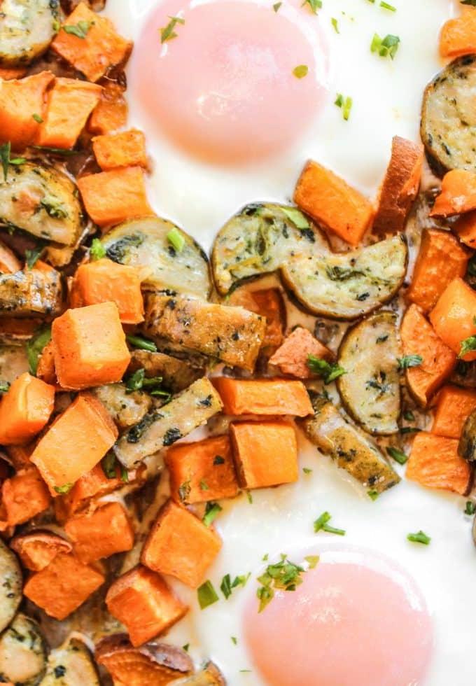 Süßkartoffel-Frühstück vom Blech 4 Fertiges Süßkartoffel-Frühstück vom Blech mit gebackenen Eiern und frischer Petersilie