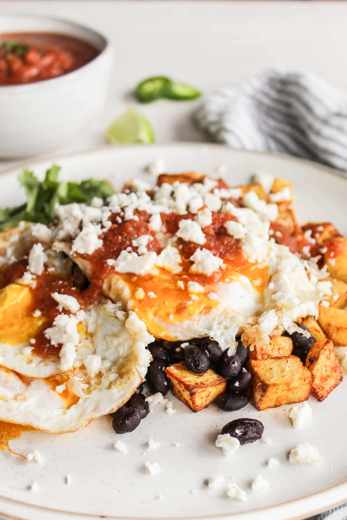 Kartoffel-Huevos Rancheros 4 Ein frisch zubereiteter Teller Kartoffel-Huevos Rancheros mit Spiegeleiern, Bohnen und Salsa.