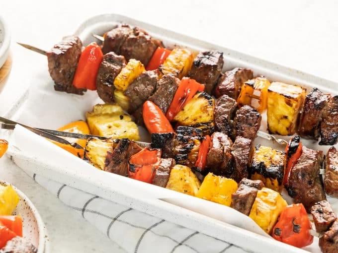 Hawaii-Steak-Spieße 4 Eine Auswahl an geschnittenem Steak, Ananas und Paprika, bereit zum Aufspießen