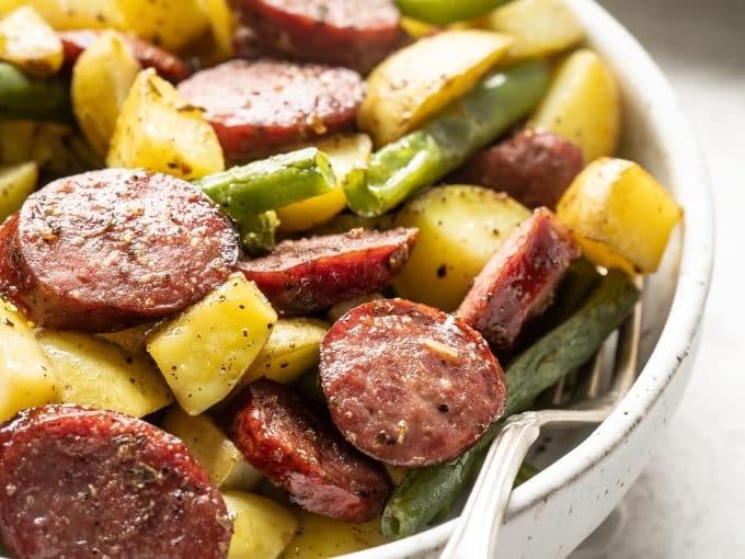 Wurst mit Kartoffeln und Grünen Bohnen vom Backblech 4 Fertiges Ofenblech-Wurstgericht mit Kartoffeln und Bohnen