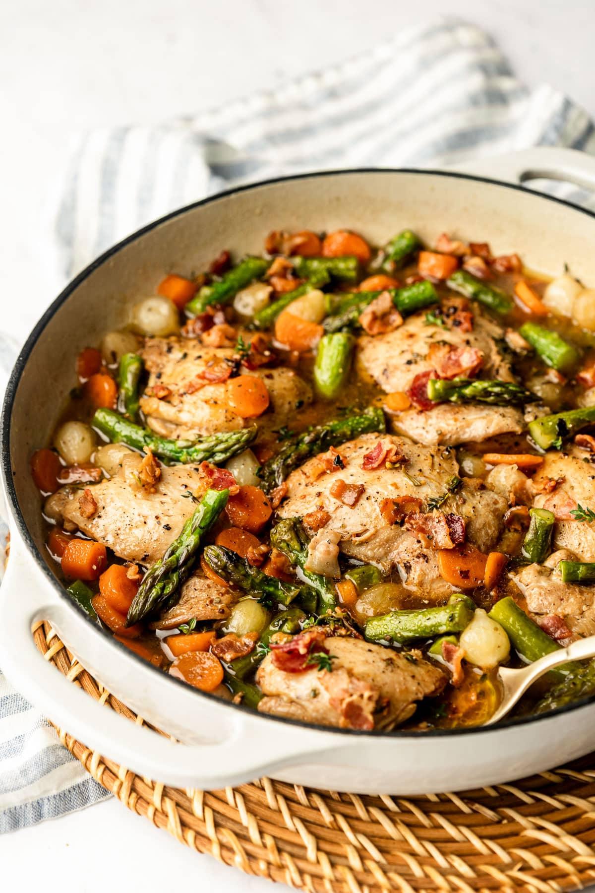 Herzhafte Hähnchen-Gemüse-Pfanne 4 Frische Karotten, Spargel, Rosmarin und Thymian, bereit zum Kochen