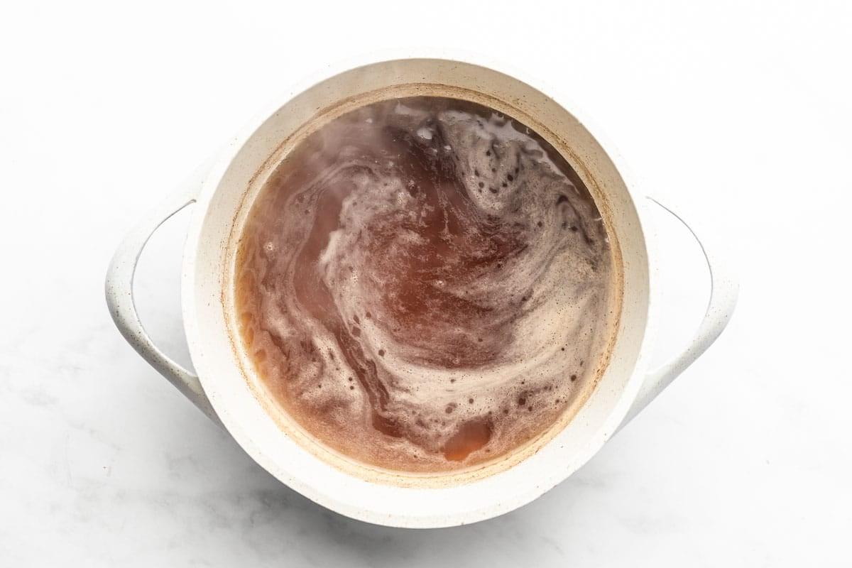 Ahorn-Zimt-Zuckersirup 4 Ahorn-Zimt-Sirup wird in ein Glasgefäß gefüllt
