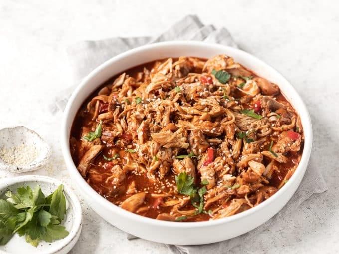 Zerzupftes Instant Pot Süßes Sesam-Hähnchen in der Instant Pot Schüssel