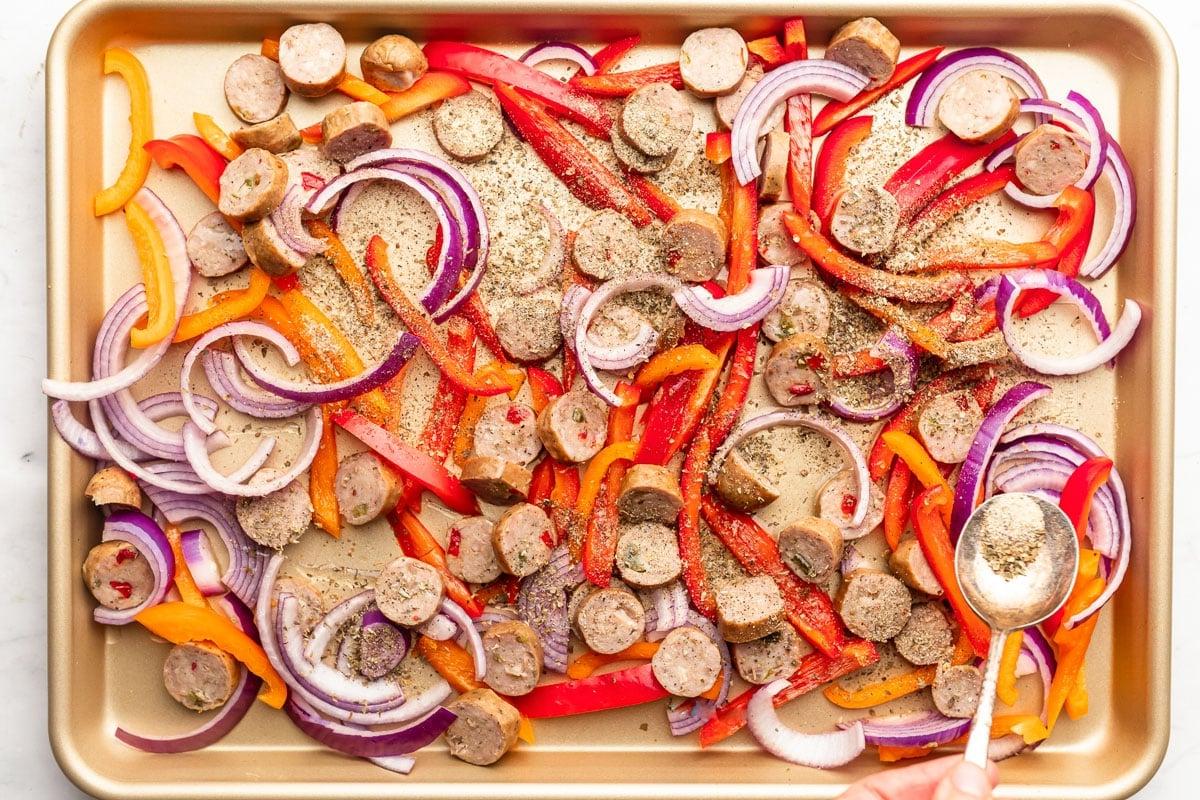 **Einfaches Backblechgericht mit Italienischer Wurst und Paprika** 4 Fertig gebackenes Blechgericht mit Wurst, Paprika und Zwiebeln im Ofen