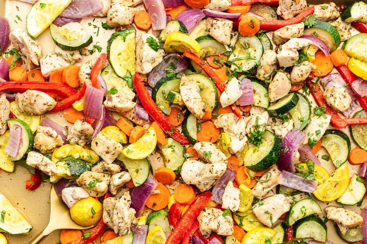 Blech-Hähnchen und Regenbogen-Gemüse 4 Gewürze für Ofenhähnchen mit Gemüse