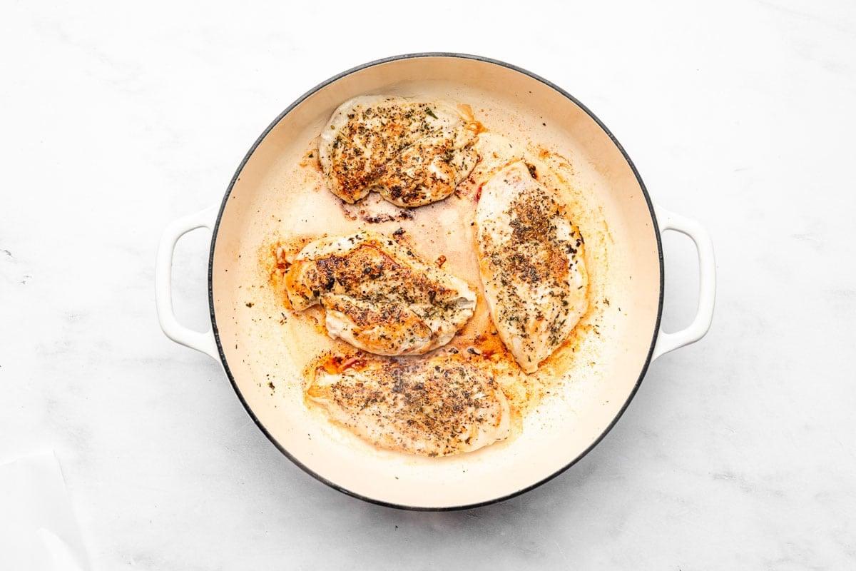 Sonnengetrocknete Tomaten-Ziegenkäse-Hähnchen (nach Art von Chicken Bryan) 4 Hähnchenbrust wird horizontal geschnitten, um dünne Schnitzel zu bilden.