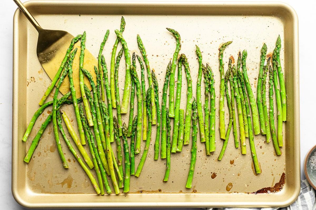 Gerösteter Balsamico Spargel 4 Gerösteter Balsamico-Spargel in einer Auflaufform, frisch aus dem Ofen.