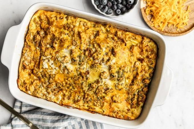 Wurst-Cheddar-Frühstücksauflauf 4 Anschnitt des fertigen Frühstücksauflaufs, der seine fluffige Textur und die Schichten zeigt