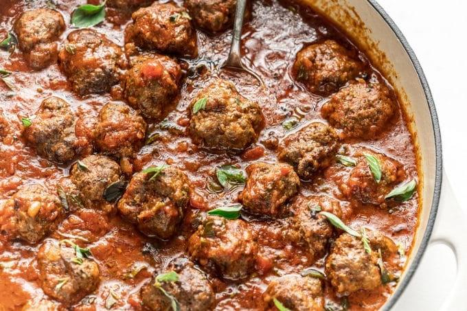 Fleischbällchen in Marinara Soße 4 Eine Nahaufnahme von fertigen Fleischbällchen in Marinara Sauce in einer Pfanne