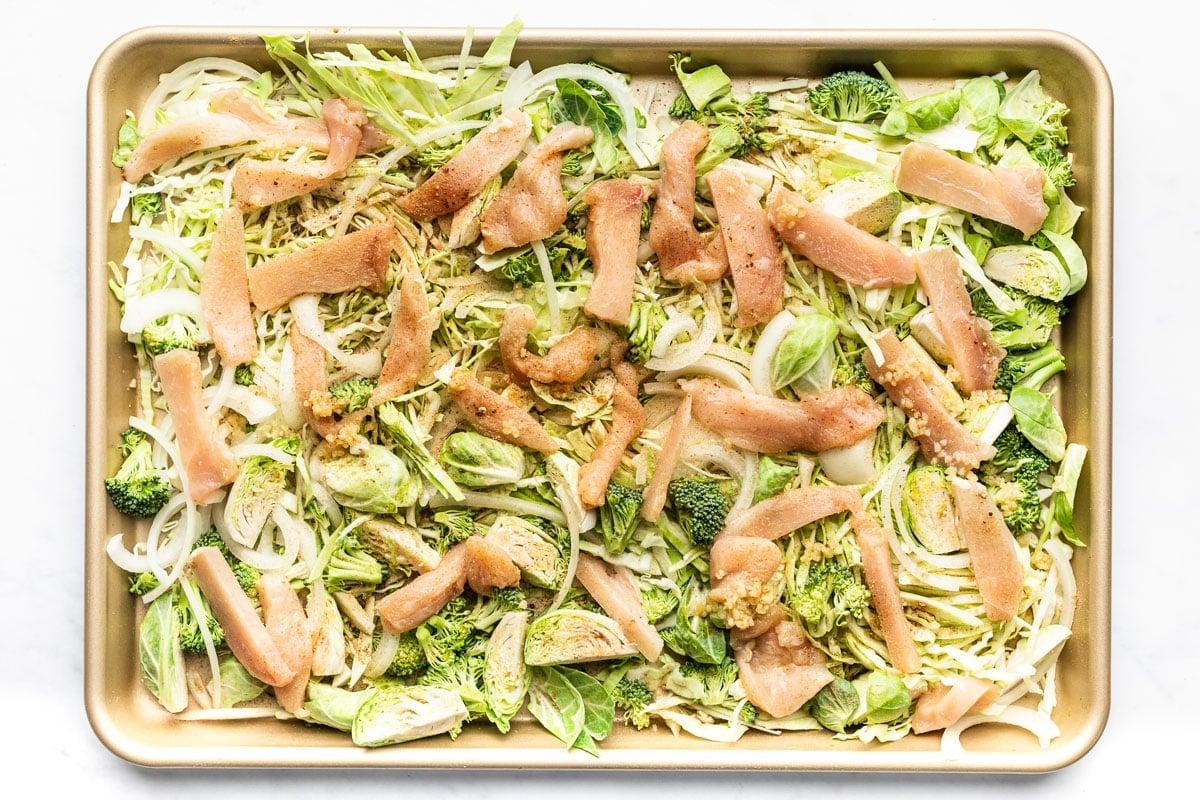 **Hähnchen und Kohl vom Ofenblech** 4 Fertige Hähnchen-Kohl-Blechpfanne mit Sriracha-Drizzle und grünen Zwiebeln