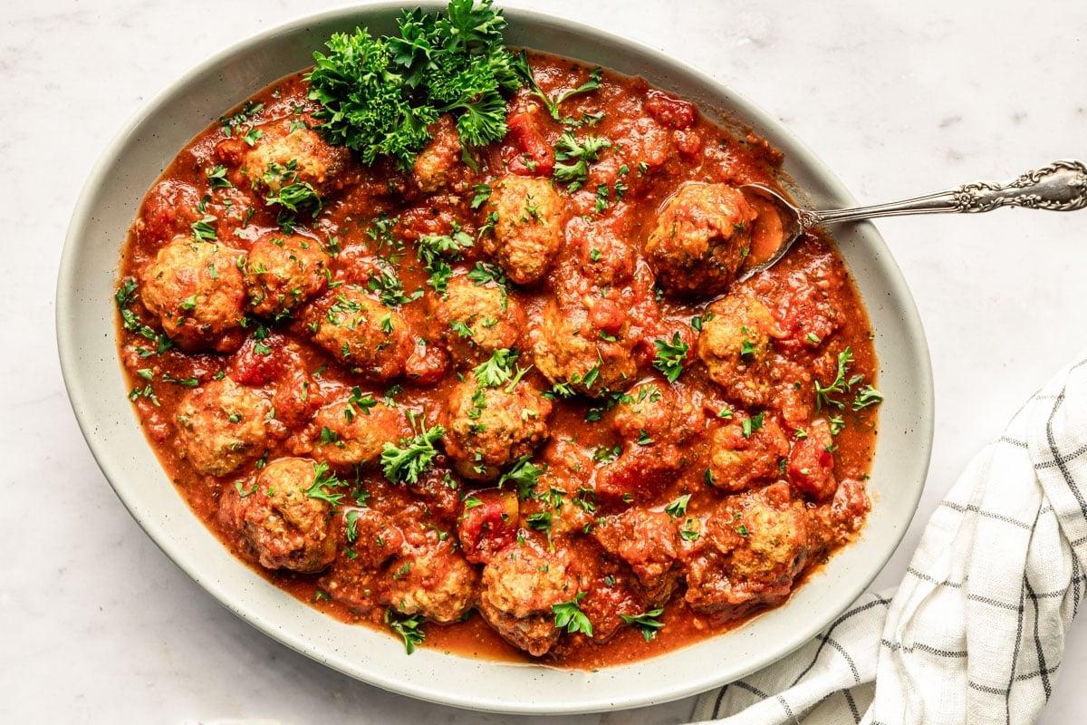 Leserlieblinge: Gesunde Hauptgerichte 4 Truthahn-Hackbällchen in reichhaltiger Marinara-Soße im Slow Cooker, garniert mit frischen Kräutern