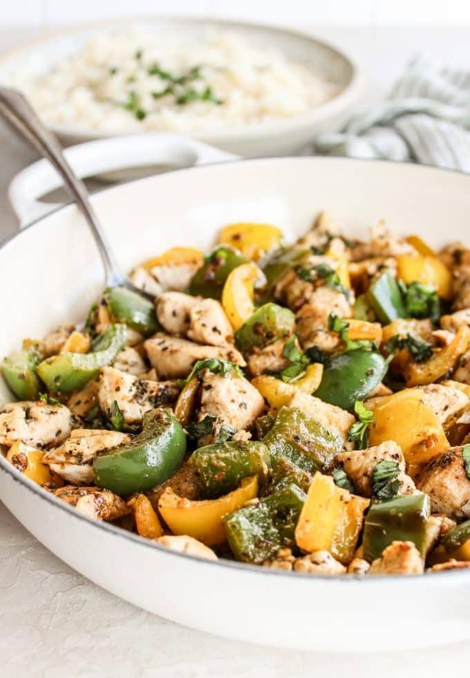 Schnelles Hähnchen und Paprika 4 Eine fertige Hähnchen-Paprika-Pfanne in der Pfanne, servierfertig und appetitlich angerichtet.