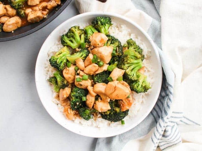 Teriyaki Hähnchen und Brokkoli 4 Eine Portion Teriyaki Hähnchen und Brokkoli in einer Schüssel