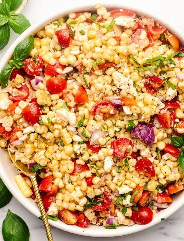 Frischer Maissalat mit gegrilltem Maiskolben und Kräutern
