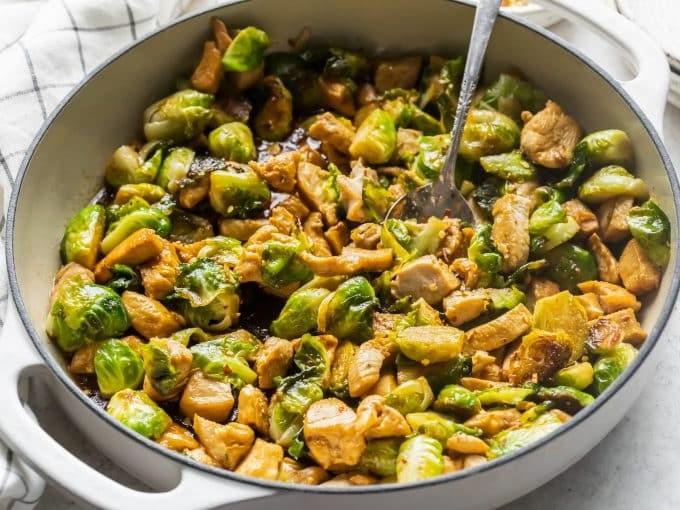Pfannenhähnchen und Rosenkohl 4 Eine Nahaufnahme der fertig zubereiteten Hähnchen-Rosenkohl-Pfanne, mit sichtbaren Röstaromen und saftigen Zutaten.