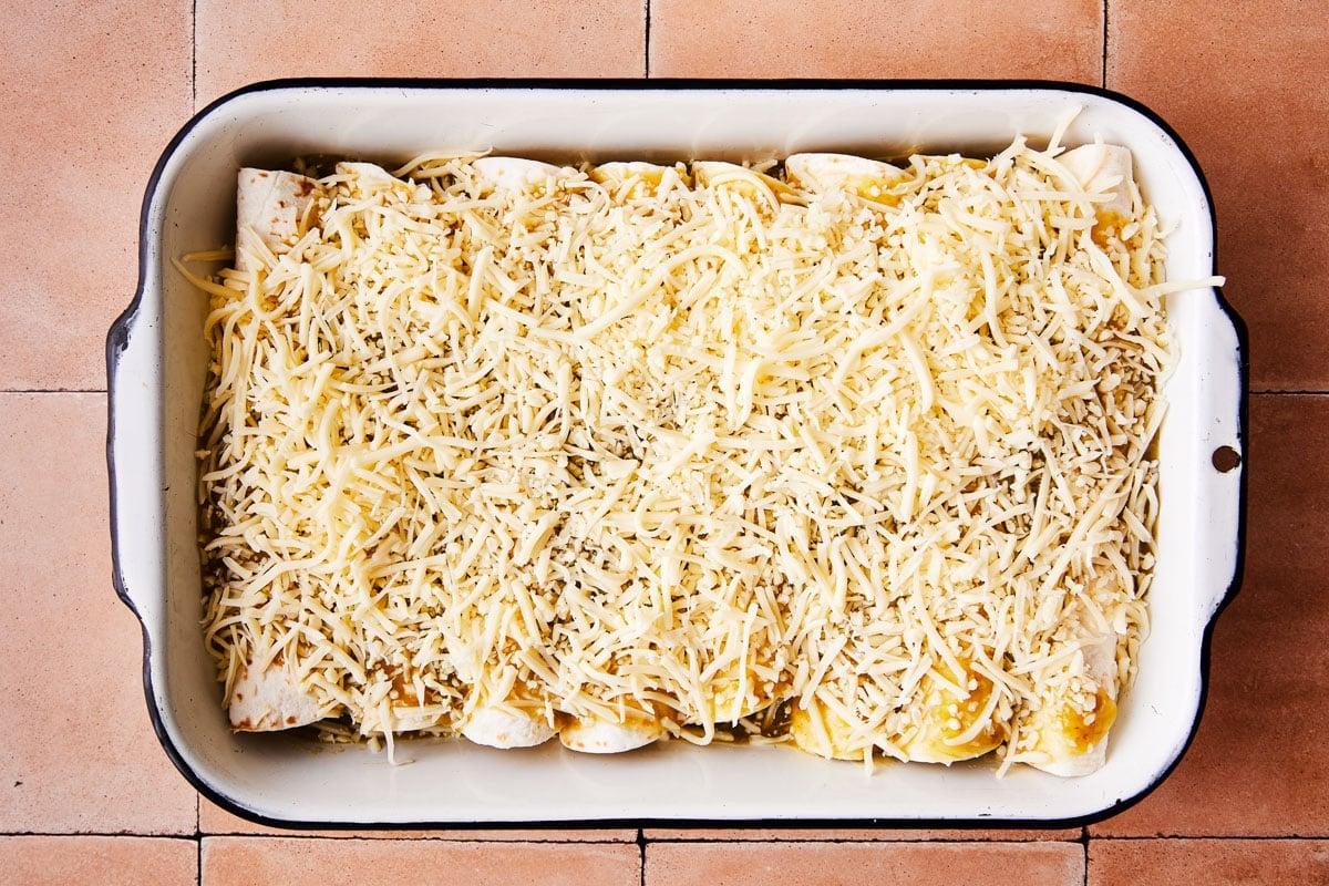 Zutaten für Salsa Verde Hähnchen-Enchiladas auf einer Küchenarbeitsplatte