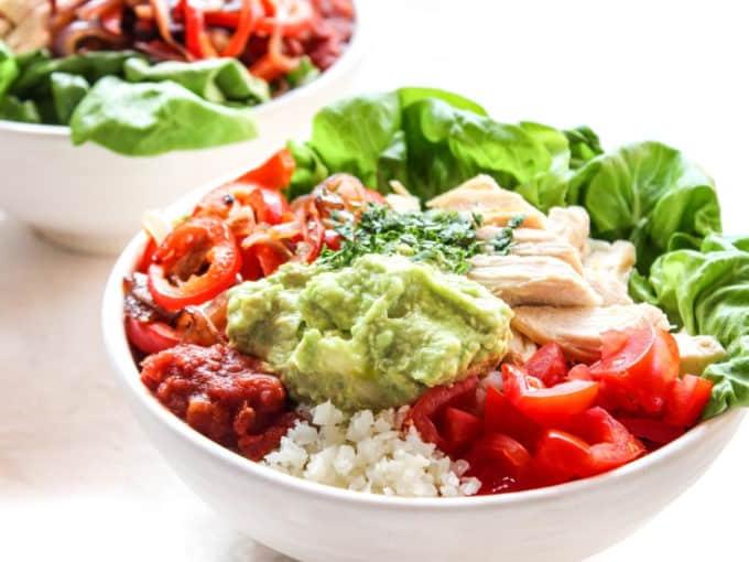 Fertige Hähnchen Burrito Bowl, perfekt geschichtet und bereit zum Verzehr