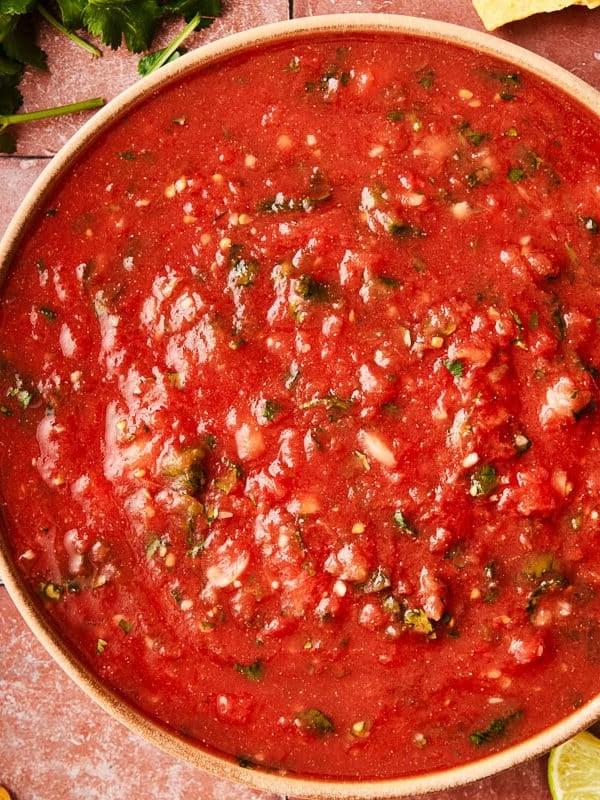 Frische und würzige Salsa im Mixer zubereitet, bereit zum Dippen mit Tortilla-Chips
