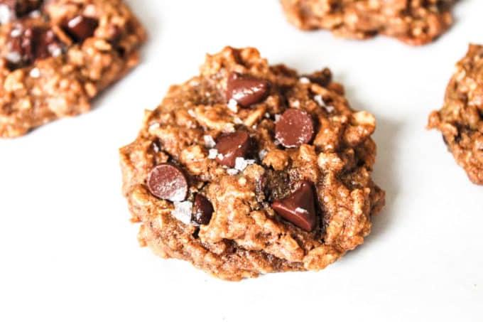 Einzelner Mandelbutter-Haferflocken-Schoko-Cookie