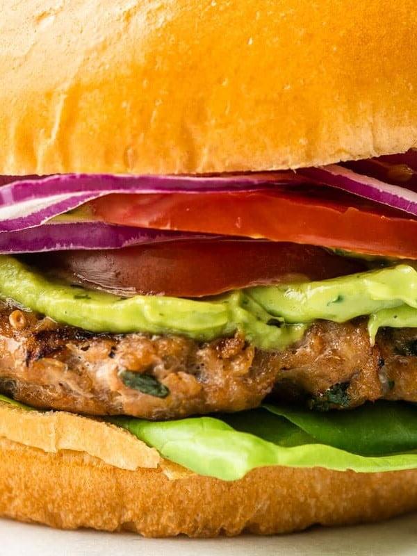 Gesunde Grill-Truthahn-Burger mit frischen Kräutern
