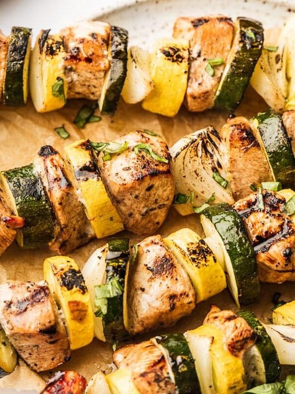 Gegrillte Knoblauch-Balsamico-Hähnchen-Spieße, schnell mariniert
