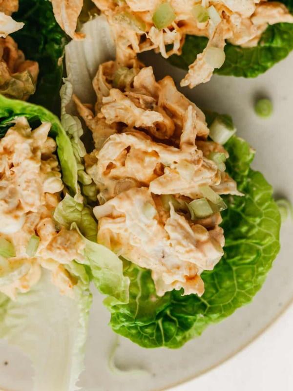 Leichter Büffel-Hähnchensalat ohne Mayonnaise mit griechischem Joghurt, proteinreich