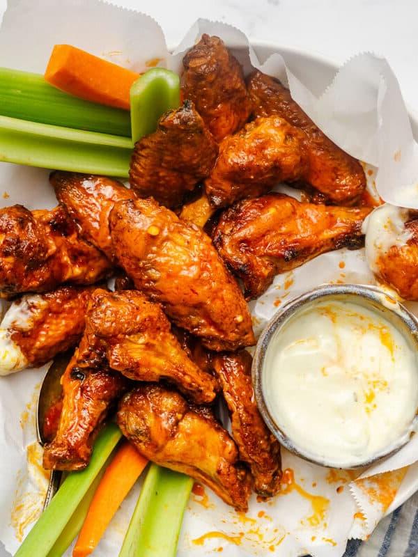 Knusprig gebackene Buffalo Chicken Wings, glasiert mit hausgemachter Buffalo-Sauce